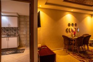 Η κουζίνα ή μικρή κουζίνα στο Cozy Vibes in the Heart of Ville Haute +26 φωτογραφίες