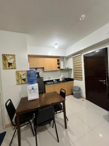 ein Zimmer mit Tisch und Stühlen und eine Küche in der Unterkunft Camella Northpoint in Davao City