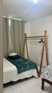 ein Schlafzimmer mit einem Himmelbett in der Unterkunft Chale Ville Maramar 401 in Luis Correia