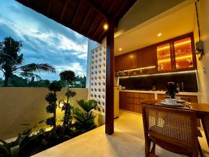 Η κουζίνα ή μικρή κουζίνα στο D'Uma Pandan the Charming Villa & Near Keramas Beach