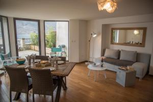 a living room with a table and a couch at Le Panoramique Rivage - Terrasse privative in Duingt