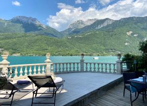 a balcony with chairs and a view of the water at Le Panoramique Rivage - Terrasse privative in Duingt