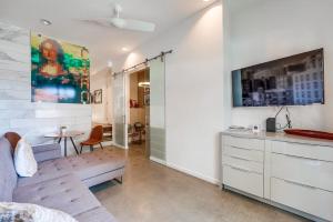 Un dormitorio con una cama, un escritorio y un televisor. en Kettner Row 1, en San Diego 24 fotos más