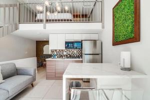 Una cocina y una sala de estar con una mesa y un sofá. en Kettner Row 2, en San Diego 19 fotos más