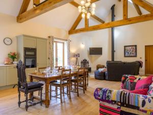 Dapur atau dapur kecil di Pass the Keys The Mill Barns a charming countryside retreat