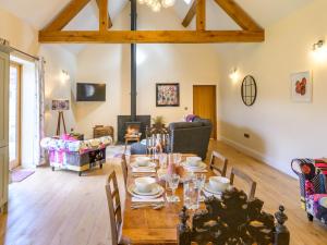 Televisyen dan/atau pusat hiburan di Pass the Keys The Mill Barns a charming countryside retreat