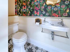 Bilik mandi di Pass the Keys The Mill Barns a charming countryside retreat +36 gambar