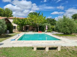 Bazén v ubytování La bastide le Jucamas nebo v jeho okolí