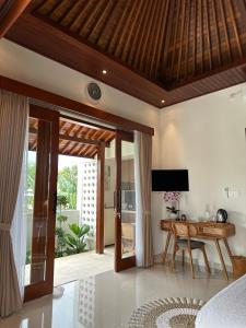 Μια τηλεόραση ή/και κέντρο ψυχαγωγίας στο D'Uma Pandan the Charming Villa & Near Keramas Beach