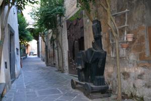 an alley with a statue on the side of a building at Il Cavallino in Orvieto