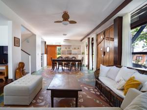 a living room with a couch and a table at Buzios Espiritualidade Hotel in Búzios