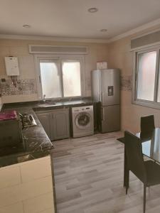 A cozinha ou cozinha compacta de Daya piso mais 3 fotos