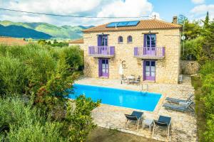 une vue extérieure d'une maison avec piscine dans l'établissement Villa Carolina, à Áyios Dhimítrios