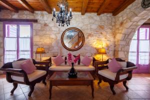 - un salon avec un canapé, des chaises et un miroir dans l'établissement Villa Carolina, à Áyios Dhimítrios