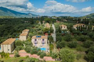 - une vue aérienne sur une maison dans un village dans l'établissement Villa Carolina, à Áyios Dhimítrios