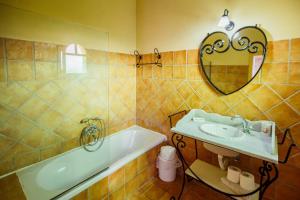 une salle de bain avec un lavabo, une baignoire et un miroir dans l'établissement Villa Carolina, à Áyios Dhimítrios 33 autres photos