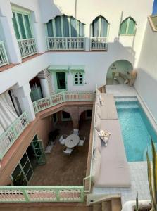 an aerial view of a house with a swimming pool at Riad Birdy, Charmant et privatif, Piscine, Rooftop, 6 suites, 2 salons, Wifi in Marrakesh