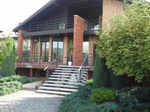 ein Gebäude mit einer Treppe davor in der Unterkunft Studija viloje-Quiet Apartment 15 min from Airport in Kaunas