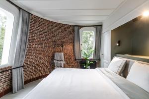 Postel nebo postele na pokoji v ubytování De Zwarte Molen - erfgoedlogie in het groen + 16 fotografií