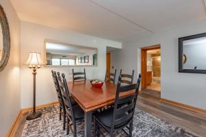 ein Esszimmer mit einem Holztisch und Stühlen in der Unterkunft 302B One Bedroom One Bath in Thayerville