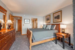 ein Schlafzimmer mit einem Bett, einer Kommode und einem Fernseher in der Unterkunft 302B One Bedroom One Bath in Thayerville + 17 Fotos