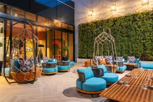 ドバイにあるibis Dubai World Trade Centreの青い椅子と遊び場のあるロビー +86枚の写真
