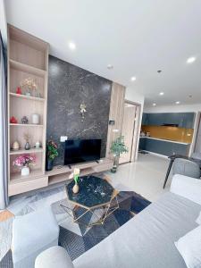 Thôn Văn DươngにあるAn Nam Apartmentのリビングルーム(テレビ、ソファ付)