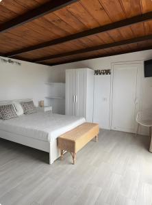 Un dormitorio con una cama grande y un techo de madera. en Casa Deco, en San Borondón 6 fotos más