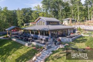 einen Blick über ein Haus mit einer Terrasse in der Unterkunft 501F Three Bedroom Two Bath in Thayerville