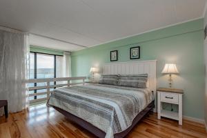 ein Schlafzimmer mit einem Bett und einem großen Fenster in der Unterkunft 501F Three Bedroom Two Bath in Thayerville + 33 Fotos