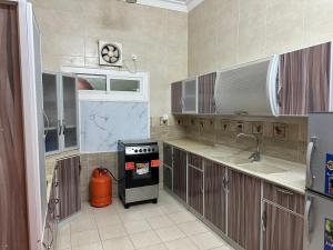 Η κουζίνα ή μικρή κουζίνα στο شقق في بلجرشي