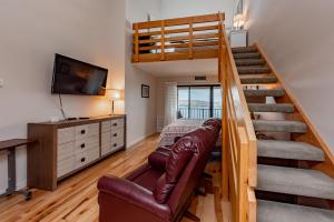 ein Wohnzimmer mit einer Treppe und einem Bett in der Unterkunft 501F Three Bedroom Two Bath in Thayerville