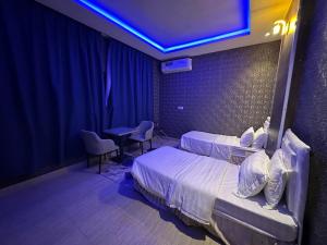 Ένα ή περισσότερα κρεβάτια σε δωμάτιο στο شقق في بلجرشي