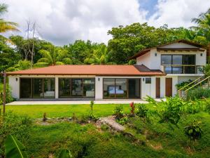 Un jardín fuera de New-gated-panoramic Sunset Ocean View-pool-4 Suite