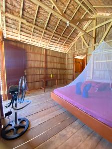 a room with a bed and a camera in it at Marlina Homestay in Fam
