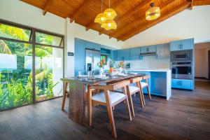 Una cocina o cocineta en New-gated-panoramic Sunset Ocean View-pool-4 Suite