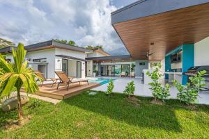 une villa avec piscine et une maison dans l'établissement Uvita-new Luxury-sleeps 6-private Pool-huge Patio, à Uvita