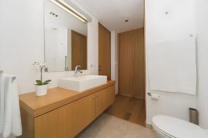 un baño con lavabo y espejo en Ocean Village Eden, en Tróia