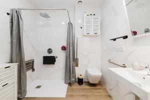 バレンシアにあるNew Studio - La puerta de olivoのシャワーとトイレ付きの白いバスルーム +22枚の写真