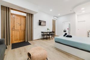 バレンシアにあるNew Studio - La puerta de olivoのベッドとテーブルのあるホテルの部屋