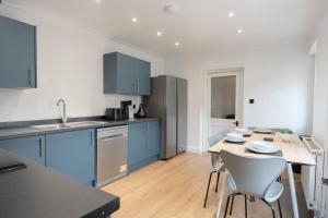 O bucătărie sau chicinetă la 4-Bedroom Coastal Getaway in Pembroke Dock