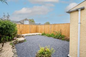 O grădină în afara 4-Bedroom Coastal Getaway in Pembroke Dock