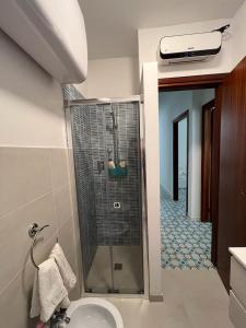 un baño con ducha y lavabo en Casa Smeraldo, en Cavo