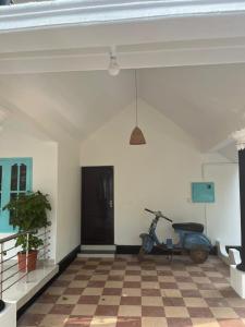Una habitación con un scooter en la esquina de una habitación. en villa mud apples, en Varkala