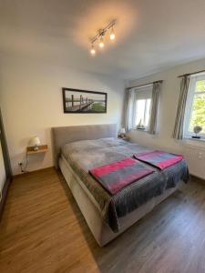 バーベにあるTraumferienwohnung Ostseebad Baabe - Rügenの部屋の中に大きなベッドがある寝室
