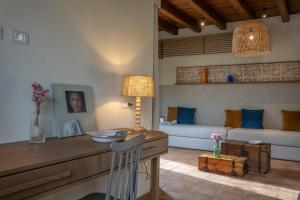 a living room with a table and a couch at Resort Fontes Episcopi in Aragona