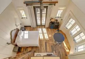 a large room with a bed and wooden floors at Aspen Courtyard Residence in Buena Vista