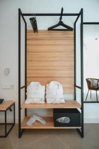 a shelf with towels on it in a room at HOTEL ALOVE in San José