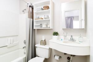 Un baño blanco con lavabo e inodoro. en InTown Suites Extended Stay Matthews NC - Indian Trail, en Matthews