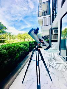 Laguna PhuketにあるBangTao Beach Rooftop Seaview Laguna Pool Condo 2bedrooms 2bathroomsの三脚カメラ